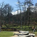 Am Schlosspark 2 *