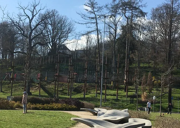 Am Schlosspark 2 *